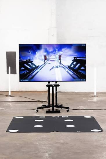 AIRIS HealthGaming Station mit Bodenmatte und Bildschirm